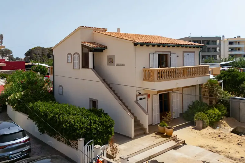 This well-maintained single-family home, located in a quiet area of Cala Ratjada, stands out for its living space of about 226 m² on a — photo 3