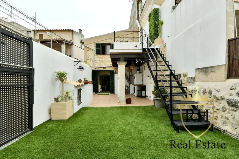 This property, dating from 1900, located 200 m from the Town Hall square, stands out for its Majorcan character, corner location and its excellent — photo 2