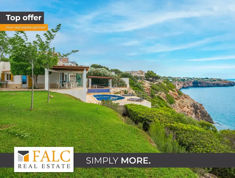 En primera línea de mar presentamos esta encantadora villa de estilo mediterráneo en Cala Pi. La fabulosa propiedad con vistas panorámicas d — photo 1