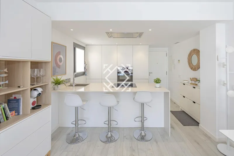 Modern and bright flat for sale close to the sea in Puerto de Alcudia, Mallorca. — photo 5