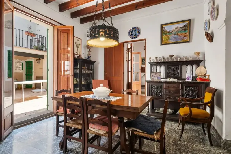 Situated in the heart of the charming old town of Alcudia, this typical Mallorcan house offers 400 m² of living space distributed — photo 2
