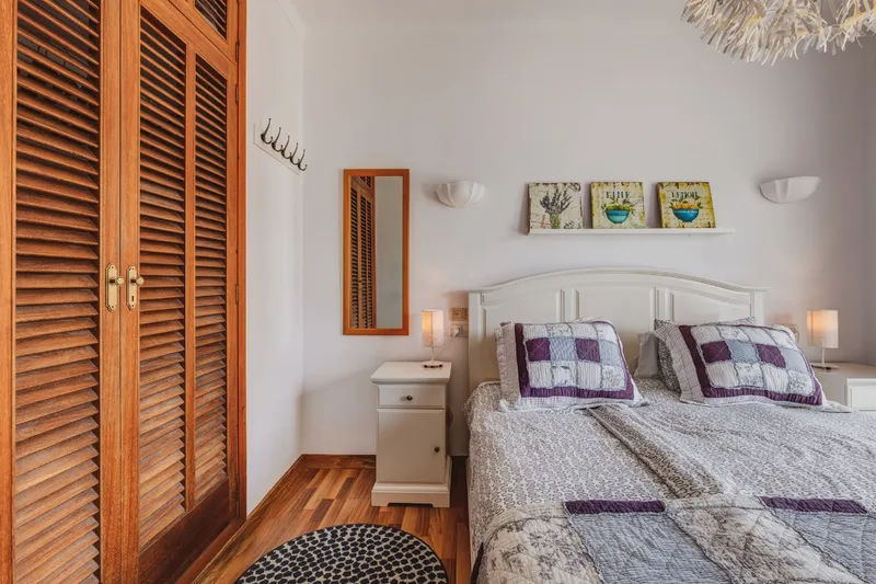 Sunny apartment with harbour views and rental licence — photo 9