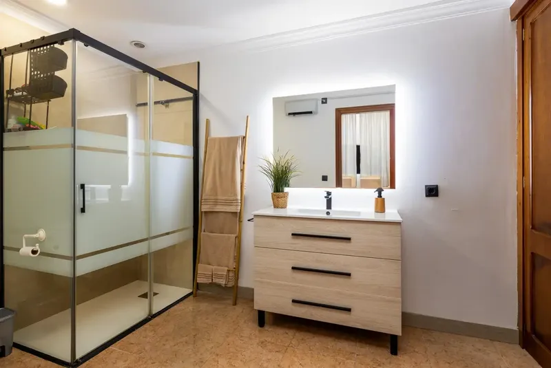 En una de las zonas más consolidadas de El Arenal, se encuentra esta amplia vivienda en planta baja, una propiedad con mucho potencial tanto — photo 7