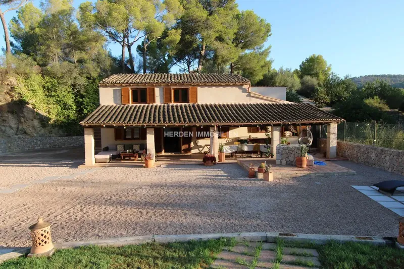 Herden Immobilien Mallorca sells a wonderful rustic estate in magnificent condition in Calvià with panoramic views and total privacy. — photo 4