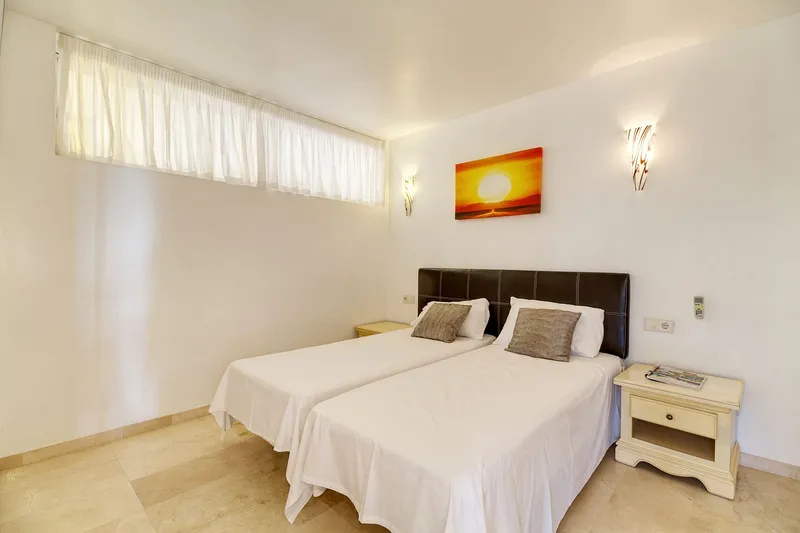 Frontline apartment with panoramic sea and marina views — photo 8