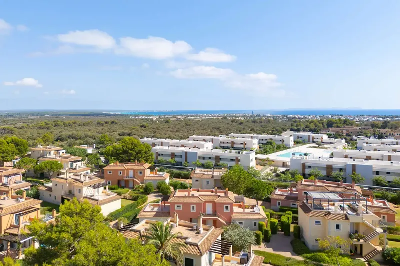 Welcome to your new home in Mallorca! This ground floor flat, in exceptional condition, is located in the popular — photo 3