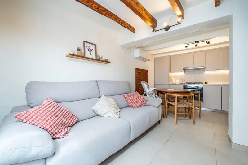 Descubre esta encantadora casa en Valldemossa, recientemente reformada con un gusto excelente, combinando el carácter tradicional de la vivi — photo 6