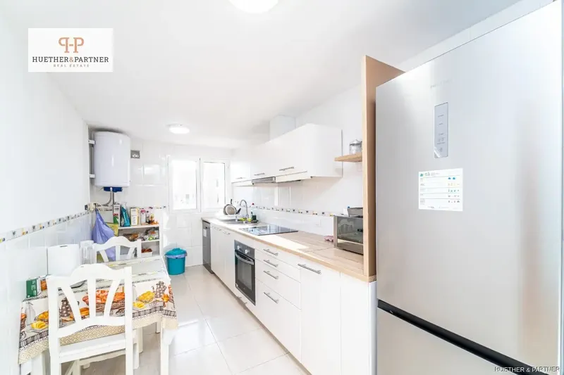 This modernized apartment impresses with its bright and cozy atmosphere. The spacious living room is equipped with a double-leaf balcony door — photo 8