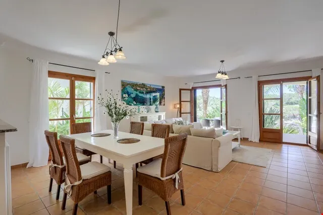 Coastal three-bedroom villa for sale with holiday licence in Llucmajor — photo 5