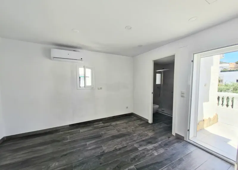 A few steps from the fine sandy beach of Peguera, this spacious townhouse presents a rare opportunity for those who want — photo 11