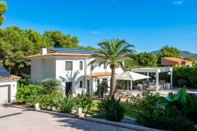 Stylish family villa with pool and garden in a quiet location — photo 1