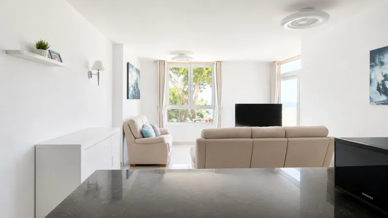 Sea view apartment in prestigious front line building — photo 9