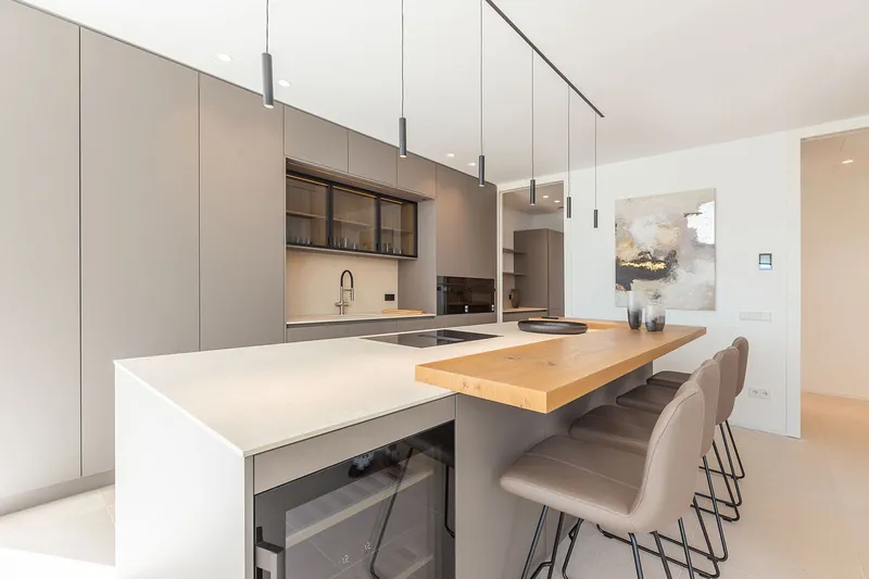 Elegant new-build villa with modern amenities and sea views — photo 11