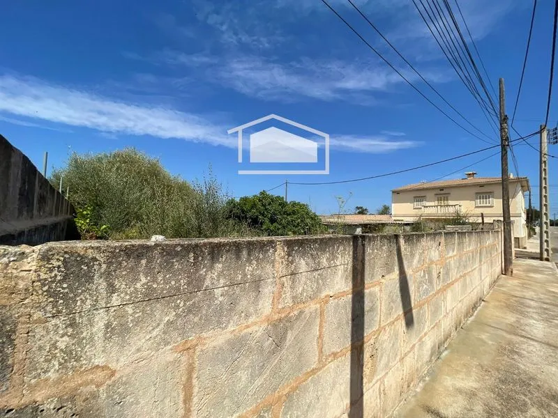 Corner urban plot of 277 m² in Ses Salines with great potential and open views — photo 1
