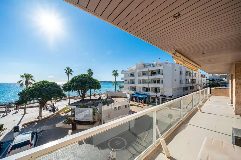 Gestpropiedad, real estate agency in Mallorca, presents this apartment located on the seafront in Cala Millor, a property that stands out for its — photo 5