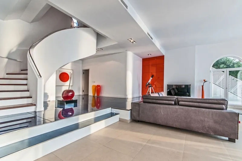 Exclusive villa on the first sea line with panoramic views — photo 3