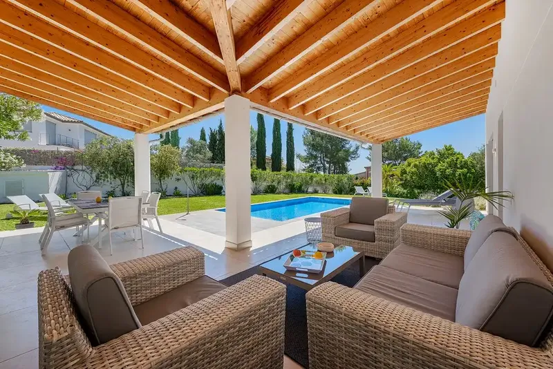 Built in 2017 and used exclusively as a private holiday home by its current owners, this elegant detached villa — photo 3