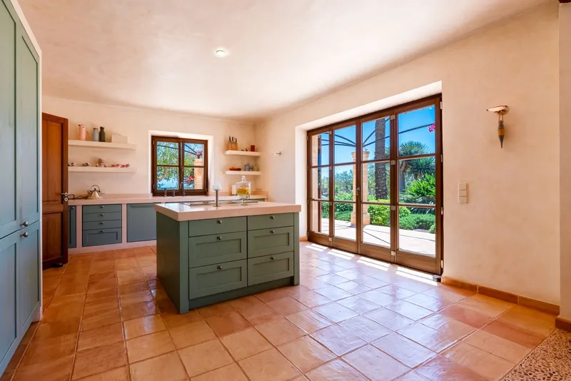 Self-sufficient finca near Santanyí with panoramic views and heated pool — photo 11