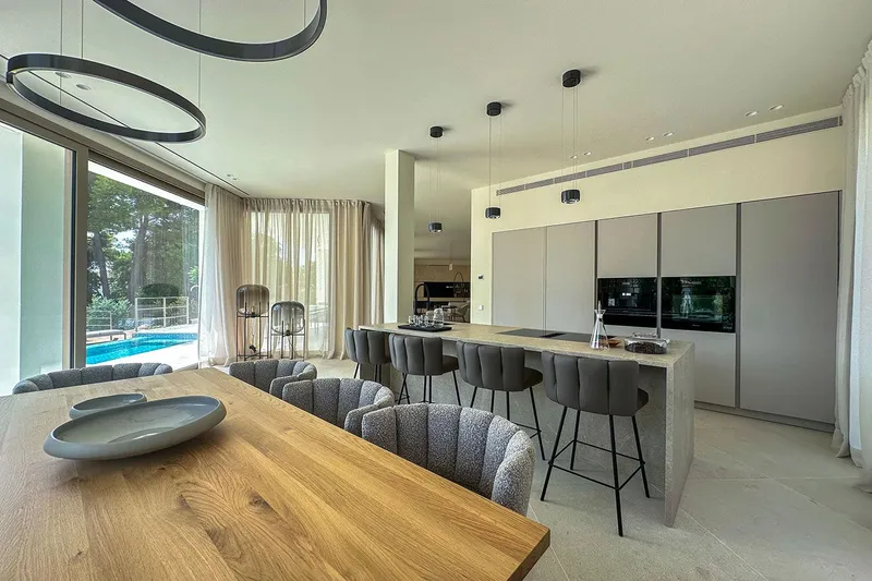 Stylishly renovated villa with wonderful outdoor area in prime location — photo 3