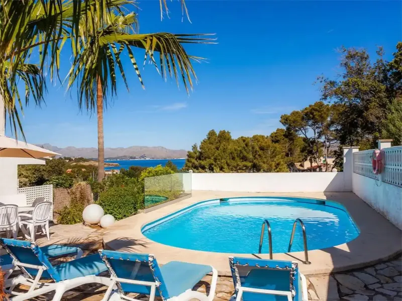 180 m² property with living room, 2 fully equipped kitchens, 4 bedrooms and 2 bathrooms — photo 1