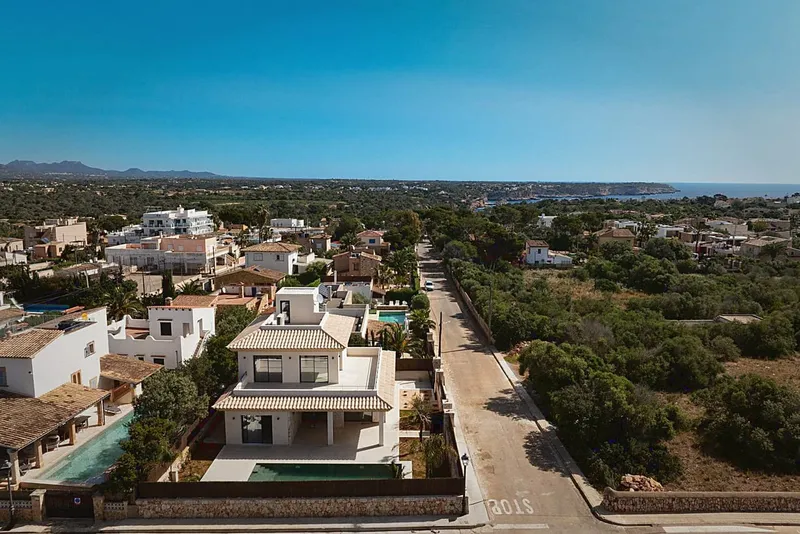 Newly built villa in Cala Llombards - with sea views and clear architecture near the beach — photo 4