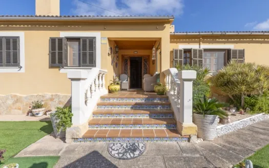 Spacious villa in Bahia Blava for sale to renovate with pool — photo 1