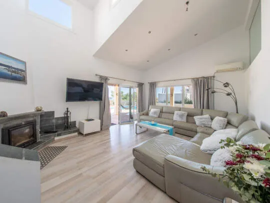 Sea-view villa with development potential in a prime location — photo 10