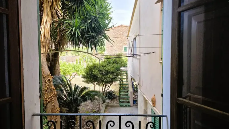 Discover this beautiful Mallorcan home of about 200 m² built, located in a quiet area on the outskirts of Sóller, surrounded by nature — photo 3