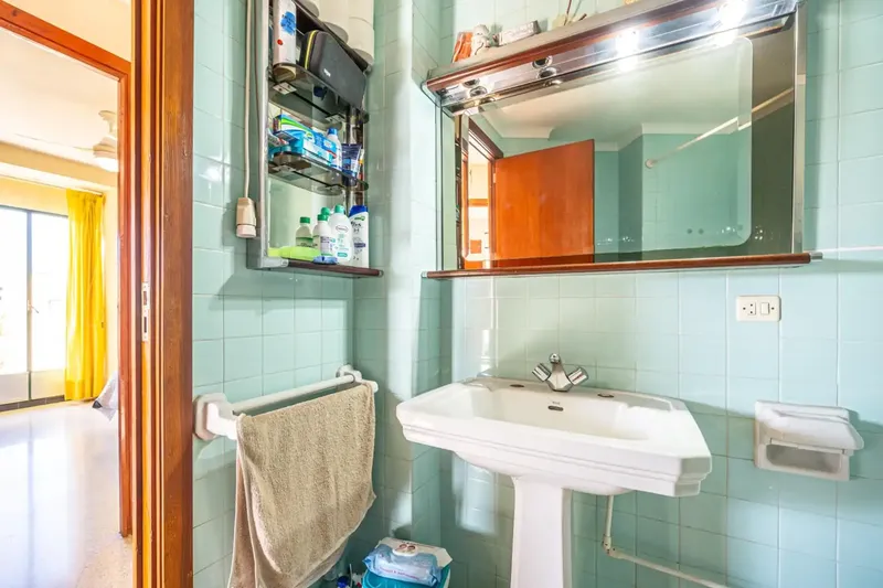 This flat in Palma, located in the quiet area of Arxiduc, stands out for its brightness and functional layout. With 114 m² of usable space, it offers — photo 11