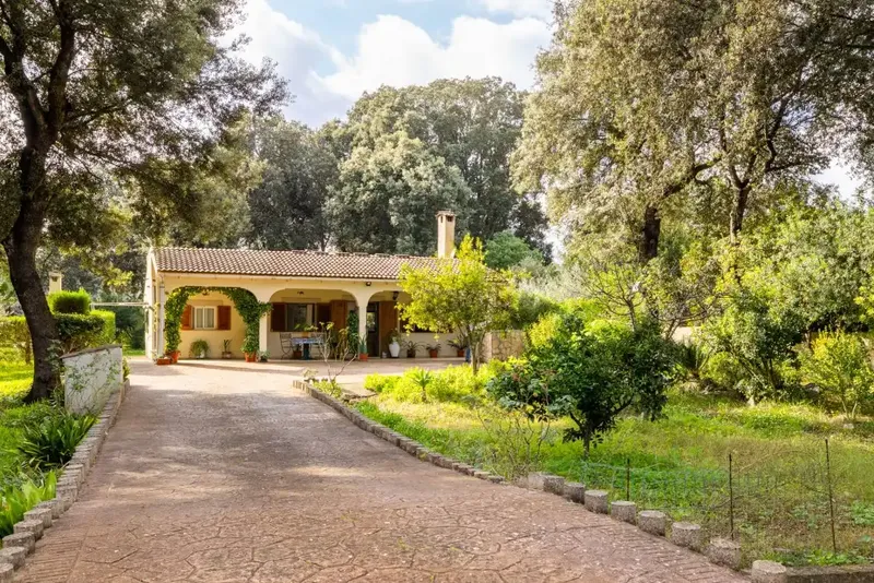 This villa for sale in Son Toni has a lot to offer, enjoying a convenient location with easy access to shops, golf course — photo 5