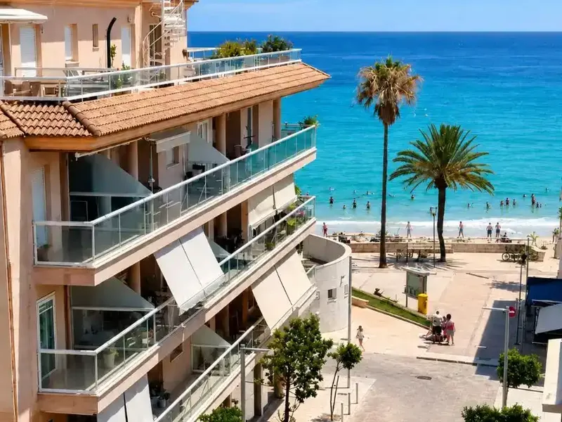 Edificio situado en primera línea con vistas laterales al mar | Recién renovado | Garaje | Fibra óptica | Cala Millor — photo 1