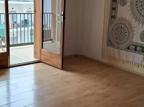Spacious 4-bedroom apartment with all exterior windows, fitted wardrobes, 2 large full bathrooms, large living-dining room, kitchen — photo 4