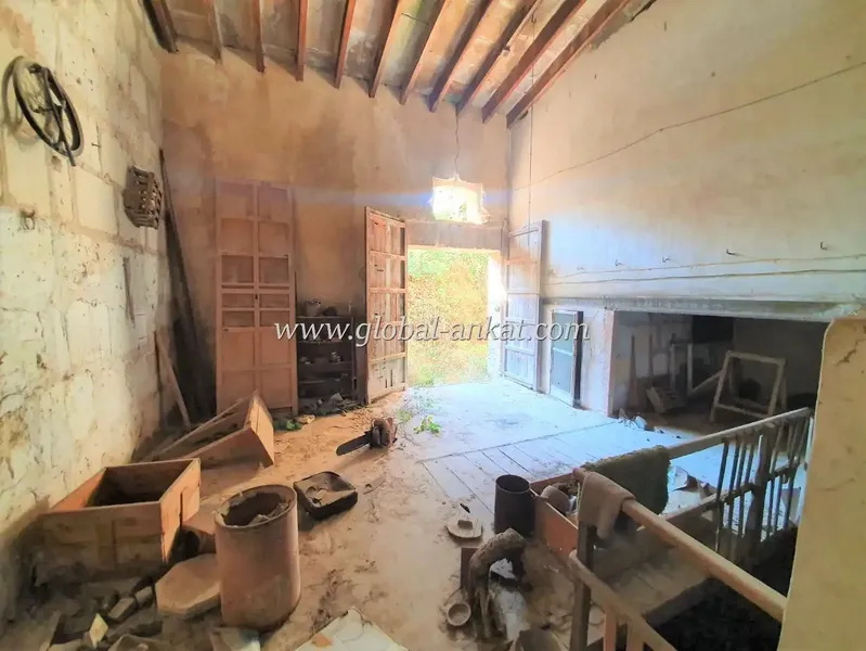 House to renovate in Felanitx, located in the Can Moix area on Ps. Ramón Llull, with a plot area according to the cadastre of 398m2, with — photo 11