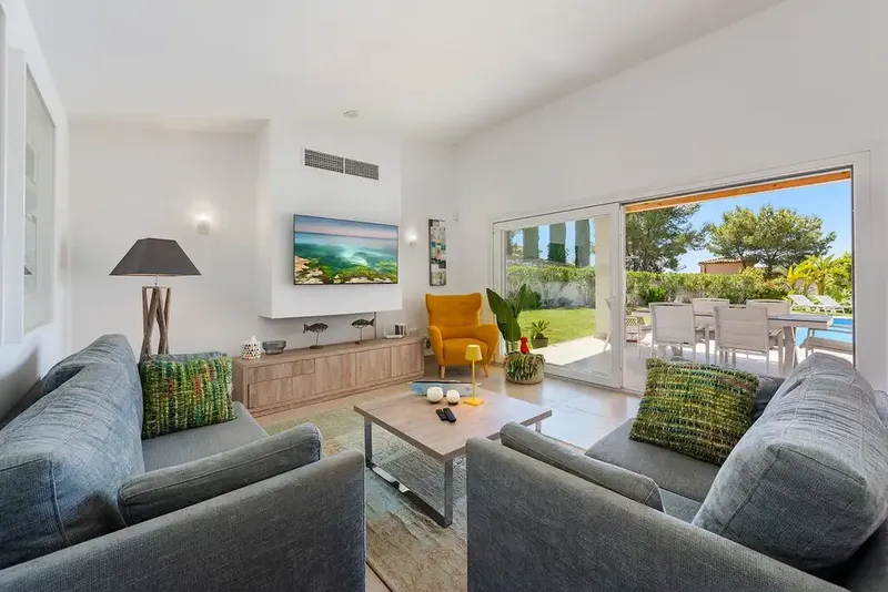 Built in 2017 and used exclusively as a private holiday home by its current owners, this elegant detached villa — photo 7