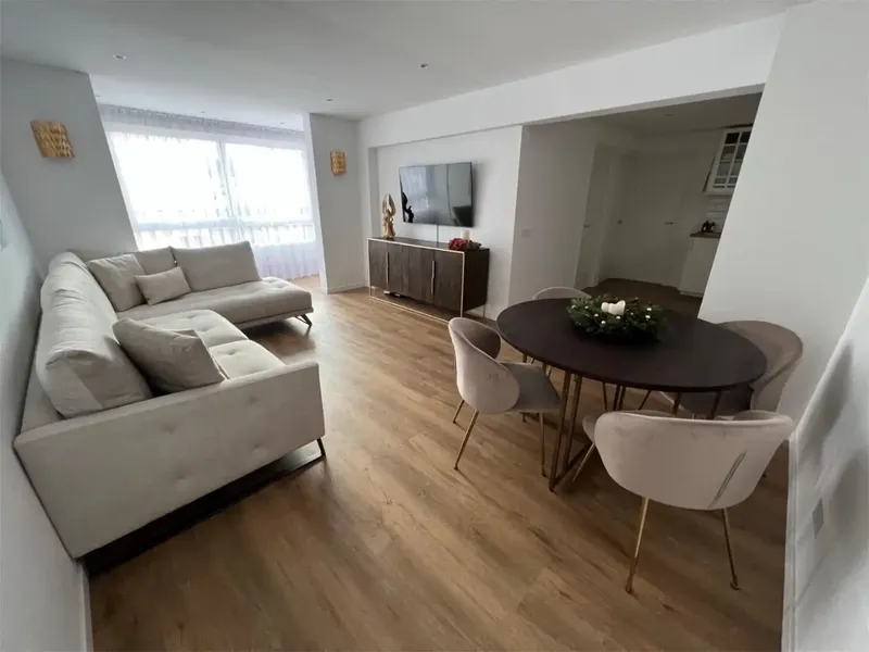 The apartment is located in a well-known tourist area of Magalluf, Mallorca. It has 68 m², is completely renovated, the windows have — photo 2