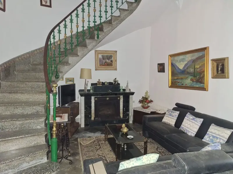 Impressive early 20th century house with all its charm and glamour, three floors, more like a mansion — photo 11