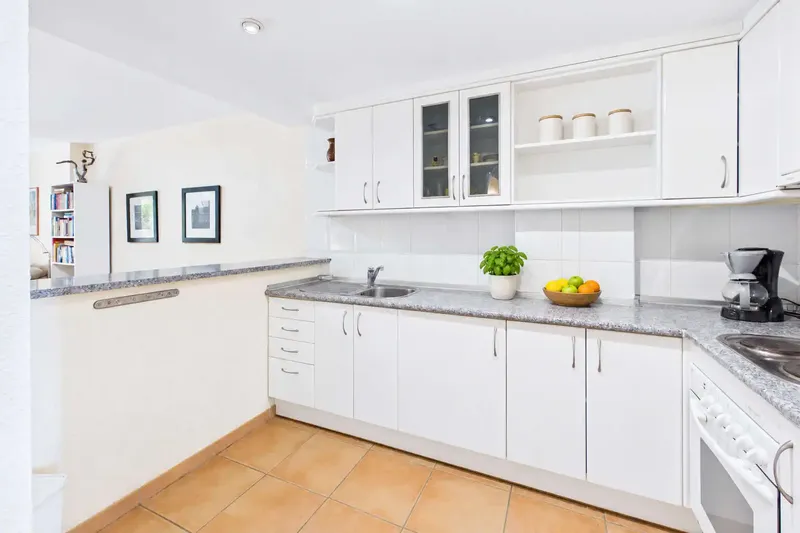 This well-designed apartment is located on the ground floor of a three-storey building with 28 residential units. Access to this space — photo 7