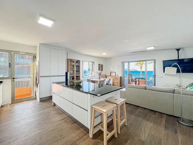 Beautiful renovated flat on the first line of the sea — photo 3