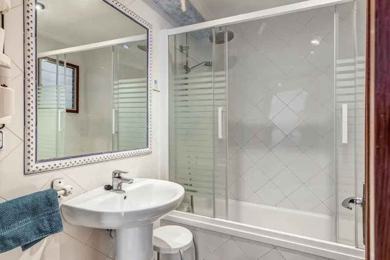 Sunny apartment with harbour views and rental licence — photo 12