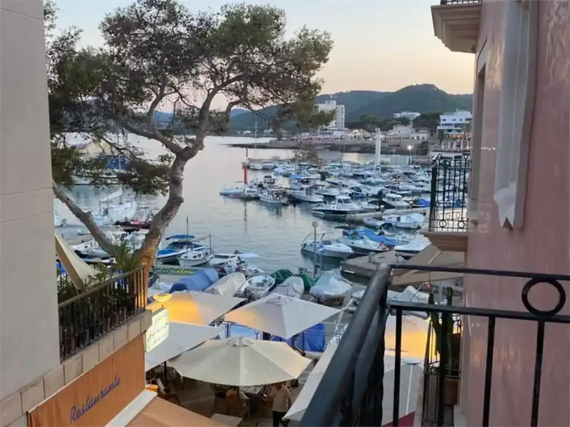 Vivienda con impresionantes vistas del puerto marítimo, costa y paseo marítimo de Cala Ratjada. Amplio salón-comedor con salida a terraza co — photo 11