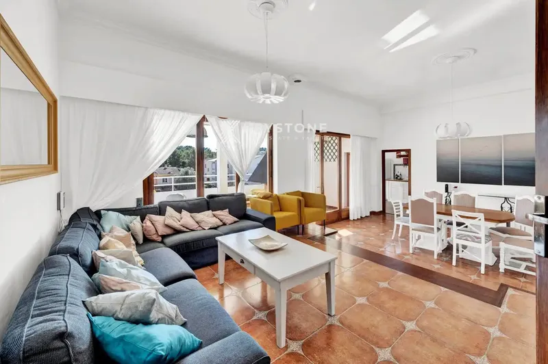 This impressive detached chalet, located in one of the most sought-after areas of Santa Ponsa, offers a perfect combination of location — photo 2