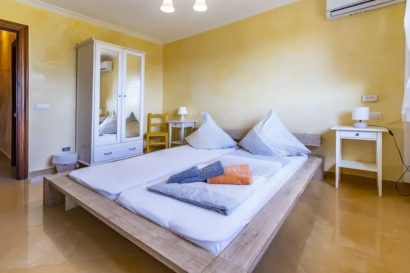 This beautiful Mallorcan-style finca in Llucmajor offers magnificent mountain views, lots of privacy and is located in a quiet — photo 5