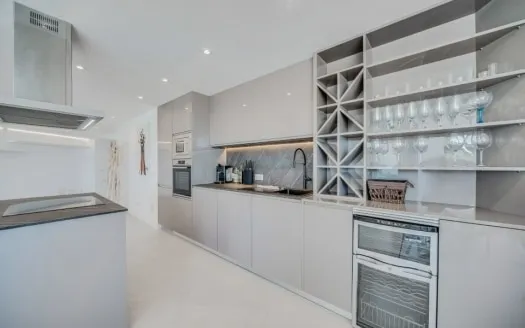 Renovated luxury apartment in 1st sea line with fantastic panoramic sea view — photo 12
