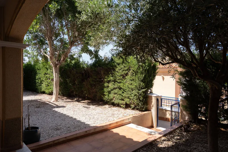 Spacious corner house with wonderful patios and a lush pool area — photo 3