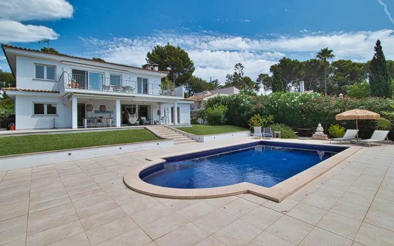 Family villa with a guest apartment and a large pool in a sought-after location in Santa Ponsa — photo 10