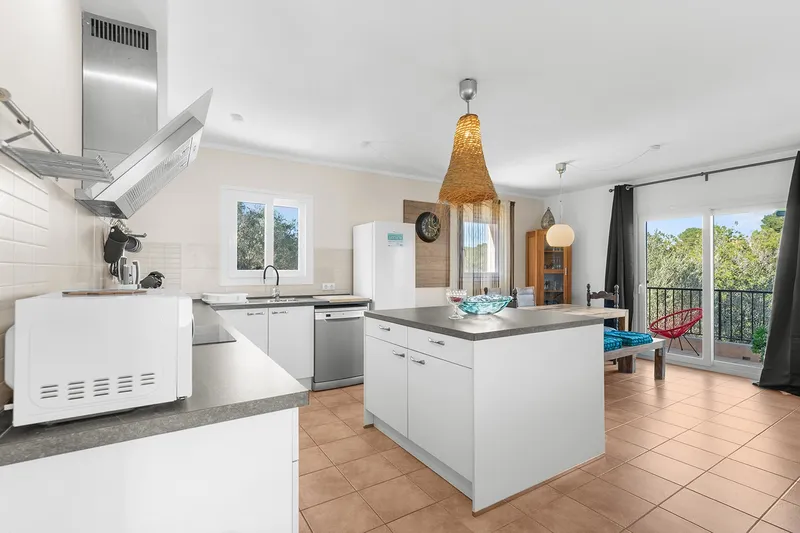 Attractive villa with holiday rental license, pool and green views near the beach — photo 8