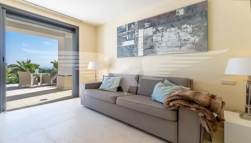 Light-flooded sea view villa in a prime location — photo 9