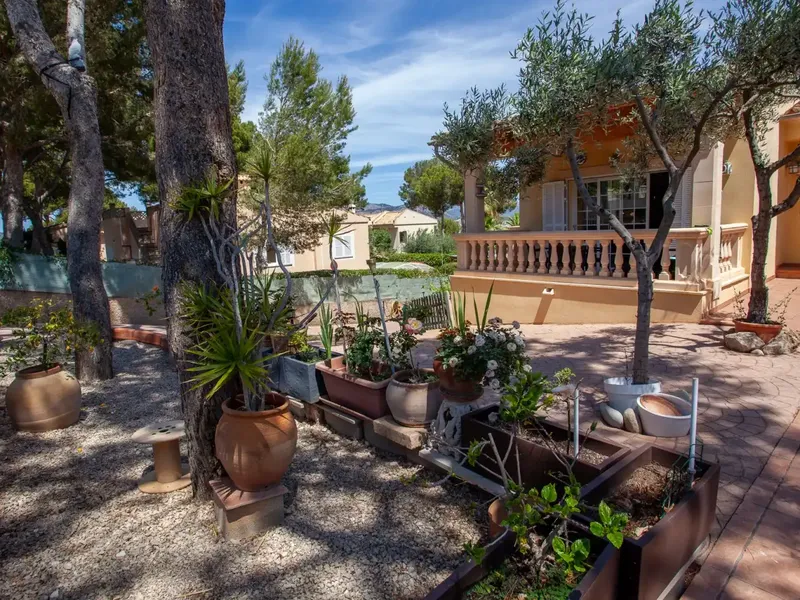 In one of the most coveted locations in Santa Ponsa, just a few minutes' walk from the beach, the marina and the golf course, you will find — photo 5