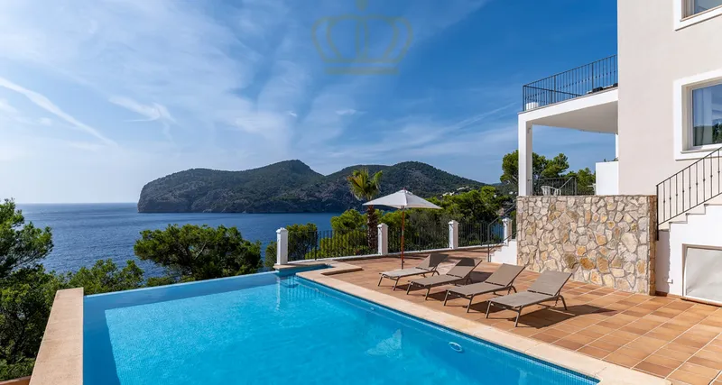 Beautiful sea view villa with pool in Camp de Mar - holiday rental — photo 1