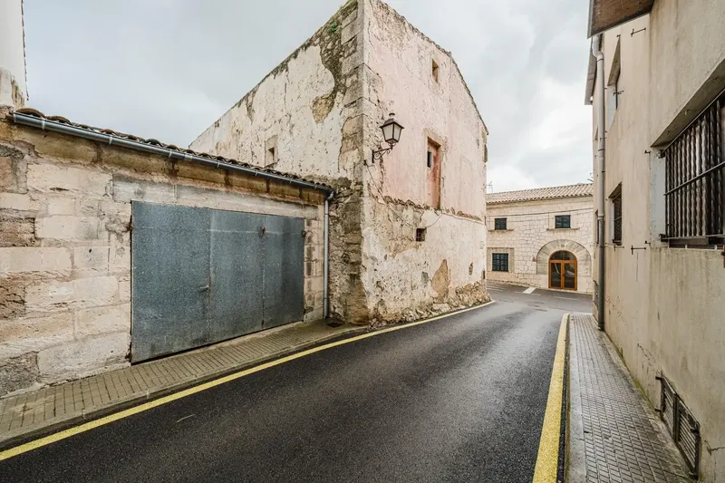 This house for renovation is located in Sant Llorenç, in an area with year-round activity in Mallorca. From gestpropiedad, real estate — photo 6